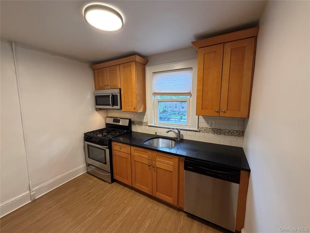 180 B Atlantic Ave, Lynbrook, NY 11563