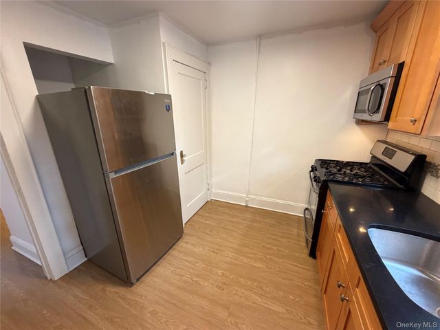 180 B Atlantic Ave, Lynbrook, NY 11563