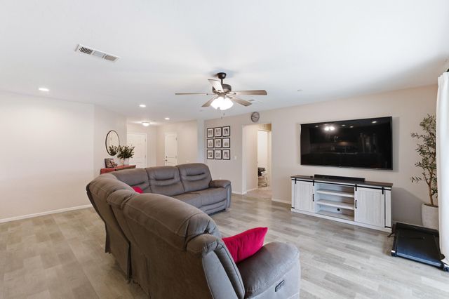 2201 E Delta Court, Visalia, CA 93292