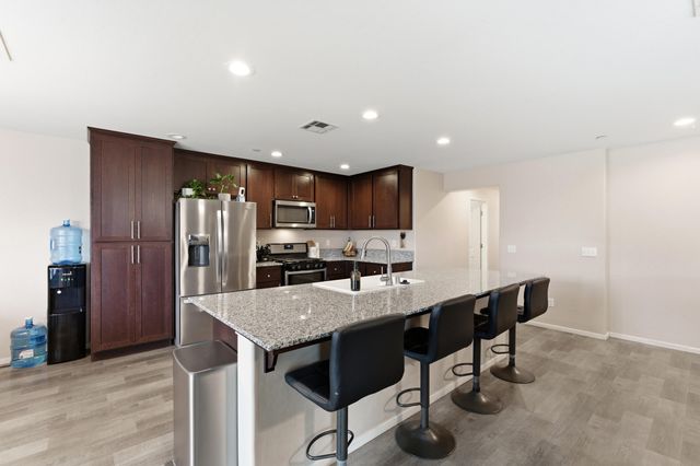 2201 E Delta Court, Visalia, CA 93292