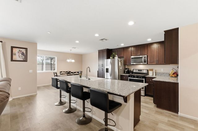 2201 E Delta Court, Visalia, CA 93292