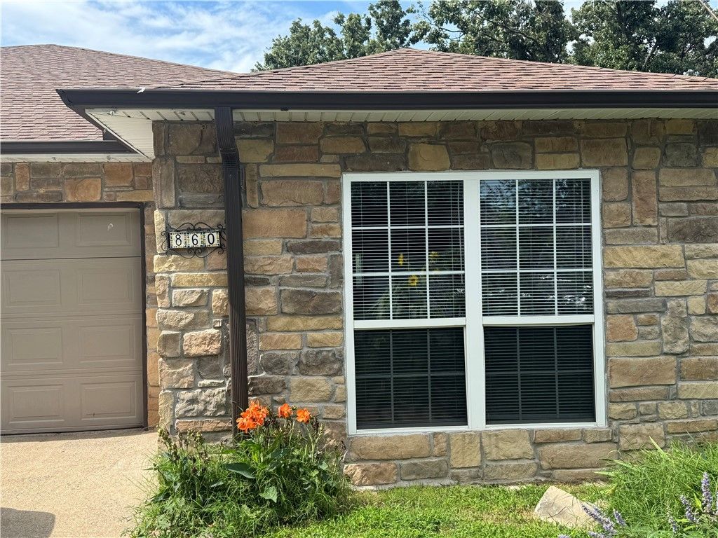 860 Mockingbird Lane, Gentry, AR 72734