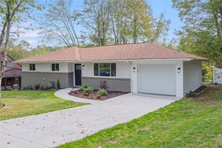 302 Mckinney Dr, Moon/crescent Twp, PA 15108