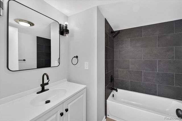 124 E Lafayette Street, Milford, MI 48381