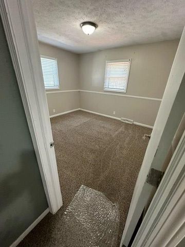 2362 Georgetown Rd, Salina, KS 67401