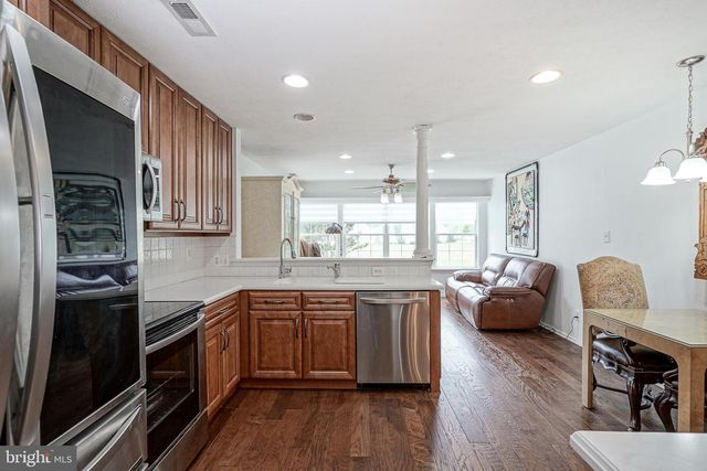 17 CLIFFORD DR, Mount Laurel, NJ 08054