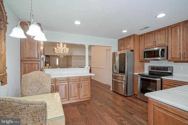 17 CLIFFORD DR, Mount Laurel, NJ 08054
