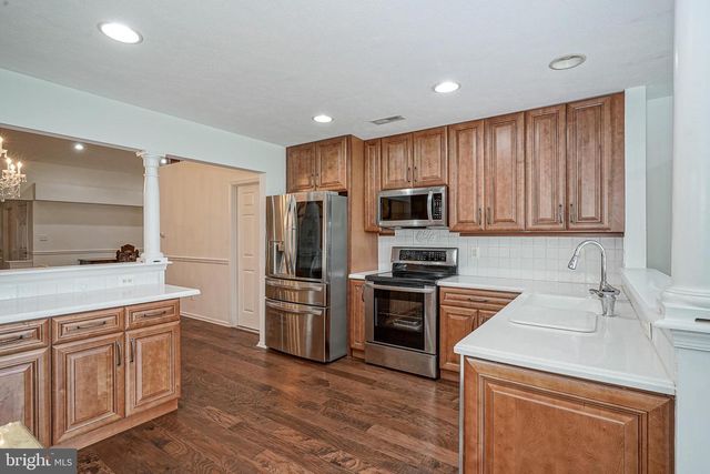 17 CLIFFORD DR, Mount Laurel, NJ 08054
