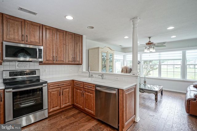 17 CLIFFORD DR, Mount Laurel, NJ 08054