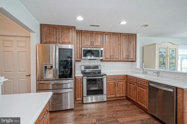 17 CLIFFORD DR, Mount Laurel, NJ 08054