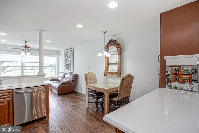 17 CLIFFORD DR, Mount Laurel, NJ 08054