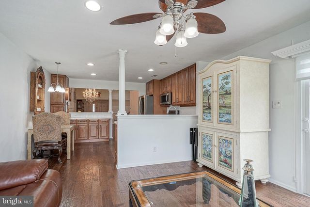 17 CLIFFORD DR, Mount Laurel, NJ 08054