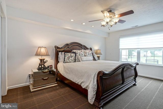 17 CLIFFORD DR, Mount Laurel, NJ 08054