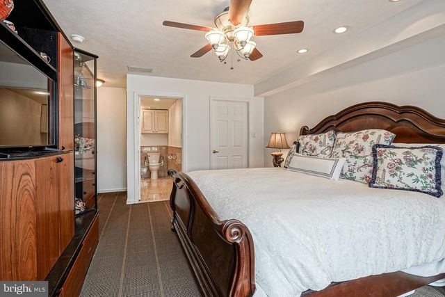 17 CLIFFORD DR, Mount Laurel, NJ 08054