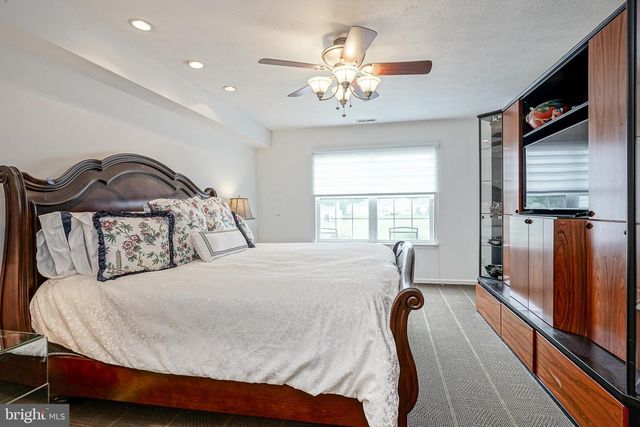 17 CLIFFORD DR, Mount Laurel, NJ 08054