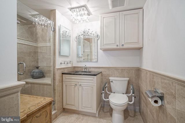 17 CLIFFORD DR, Mount Laurel, NJ 08054