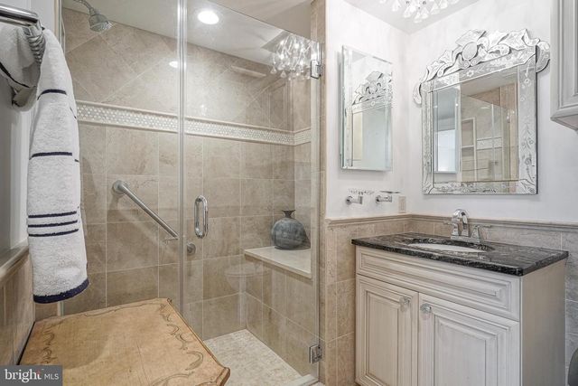 17 CLIFFORD DR, Mount Laurel, NJ 08054