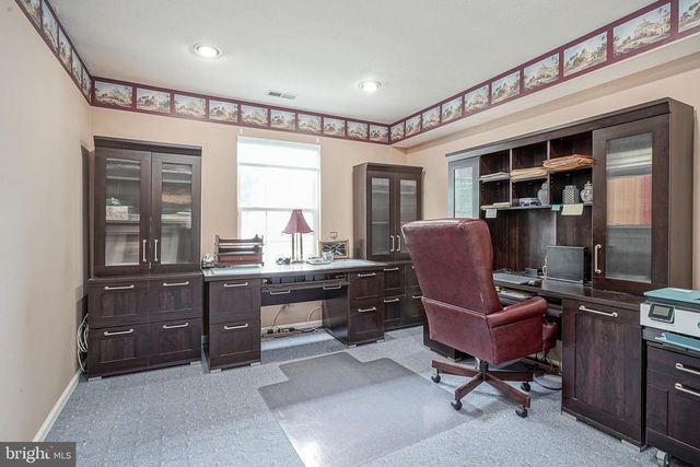 17 CLIFFORD DR, Mount Laurel, NJ 08054