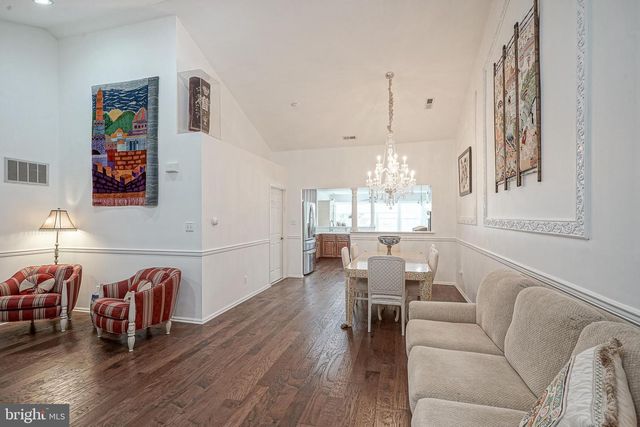 17 CLIFFORD DR, Mount Laurel, NJ 08054