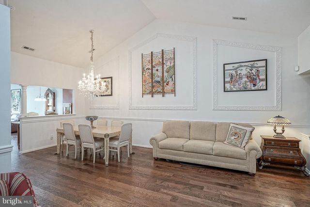 17 CLIFFORD DR, Mount Laurel, NJ 08054