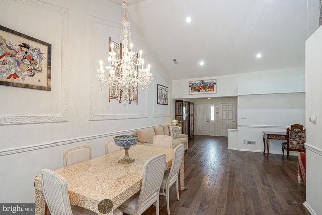 17 CLIFFORD DR, Mount Laurel, NJ 08054