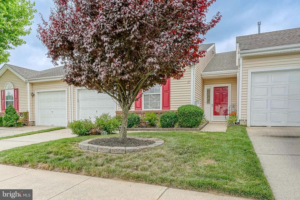 17 CLIFFORD DR, Mount Laurel, NJ 08054