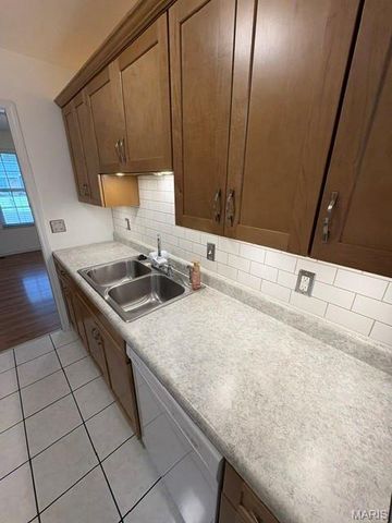 11 Sunnyfield Road, St Peters, MO 63376