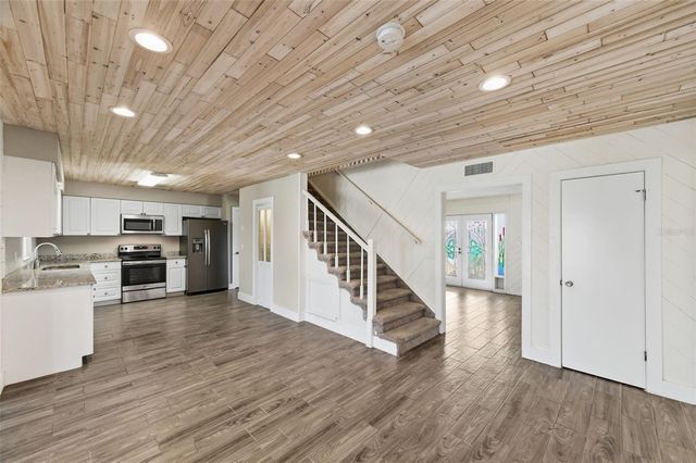 8461 FLAGSTONE DRIVE, Tampa, FL 33615