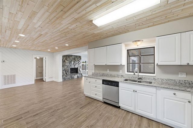 8461 FLAGSTONE DRIVE, Tampa, FL 33615