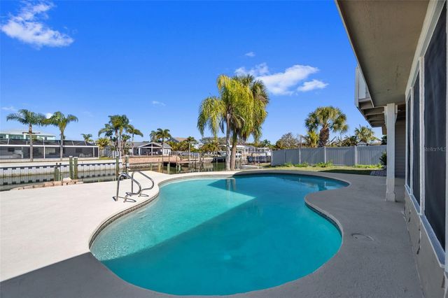 8461 FLAGSTONE DRIVE, Tampa, FL 33615