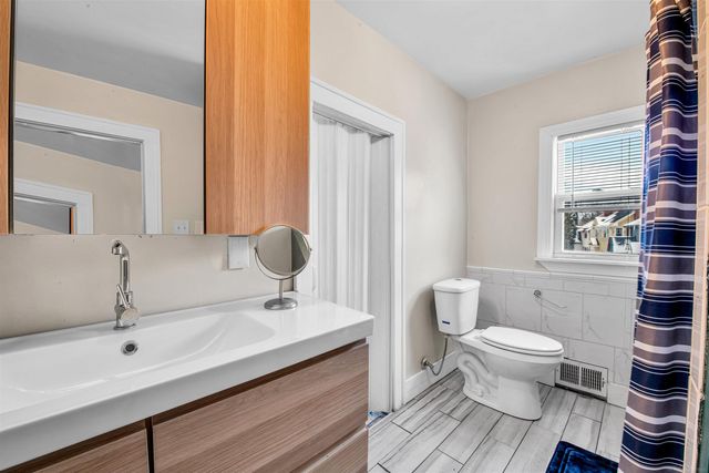 14 Utica Road, Pontiac, MI 48341