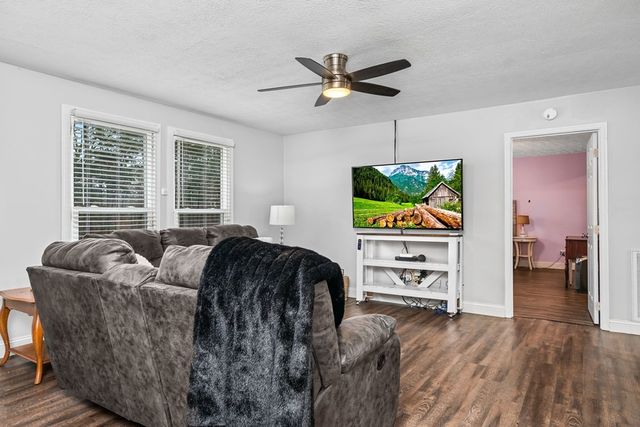 19 Honeysuckle Rd, Pikeville, TN 37367