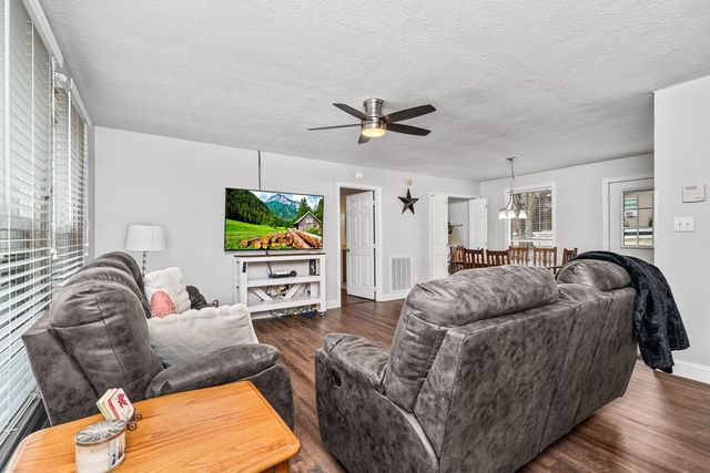 19 Honeysuckle Rd, Pikeville, TN 37367