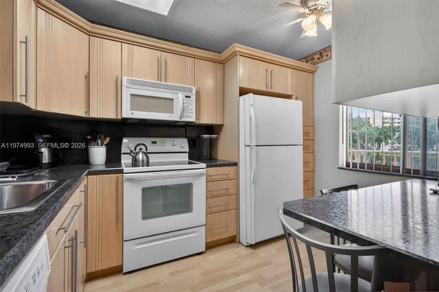 7145 N Huntington Ln 205, Delray Beach, FL 33446