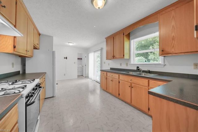 8996 Guinea RD, Hayes, VA 23072