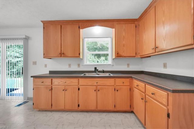 8996 Guinea RD, Hayes, VA 23072
