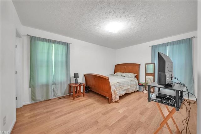 8996 Guinea RD, Hayes, VA 23072
