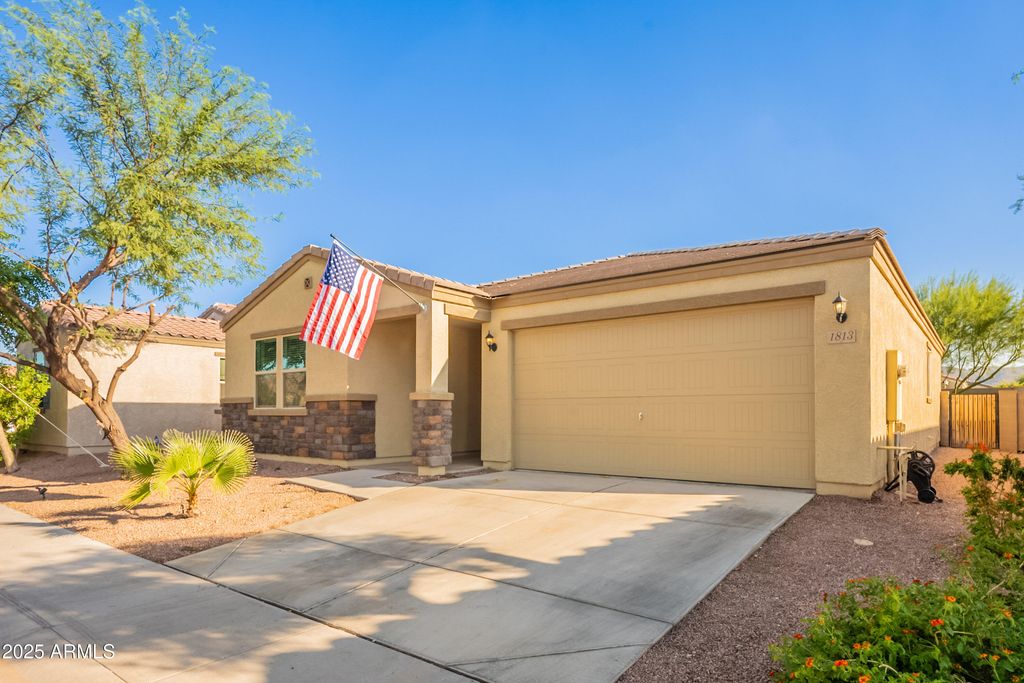 Image 1 of property listing at 1813 E GRENADINE Road, Phoenix, AZ 85040