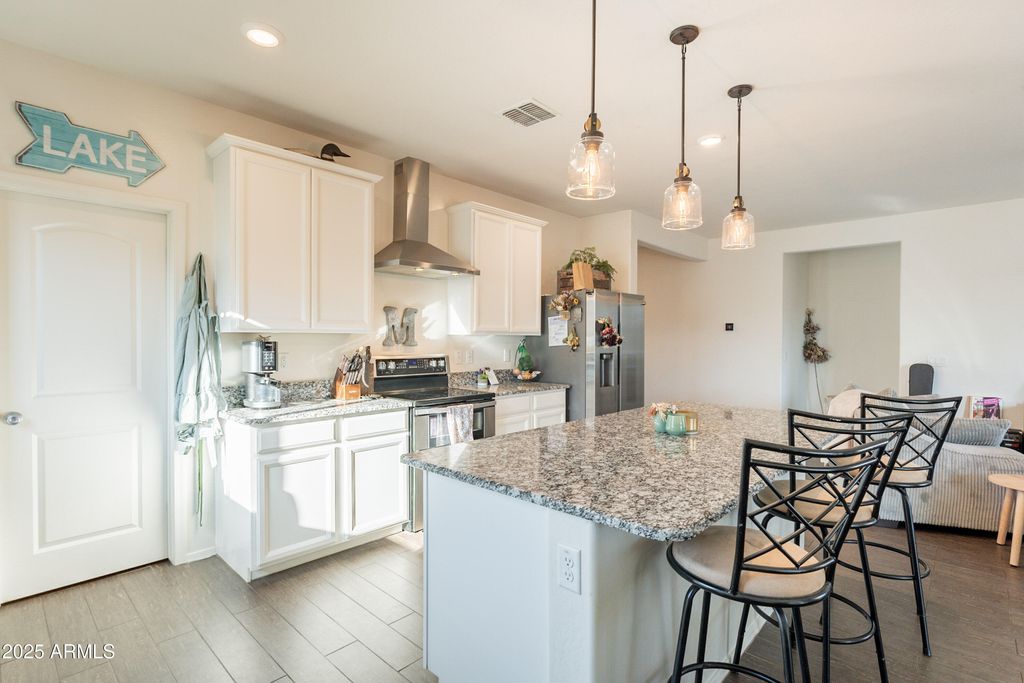 Image 10 of property listing at 1813 E GRENADINE Road, Phoenix, AZ 85040