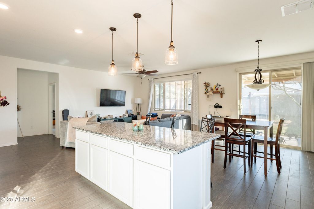 Image 11 of property listing at 1813 E GRENADINE Road, Phoenix, AZ 85040