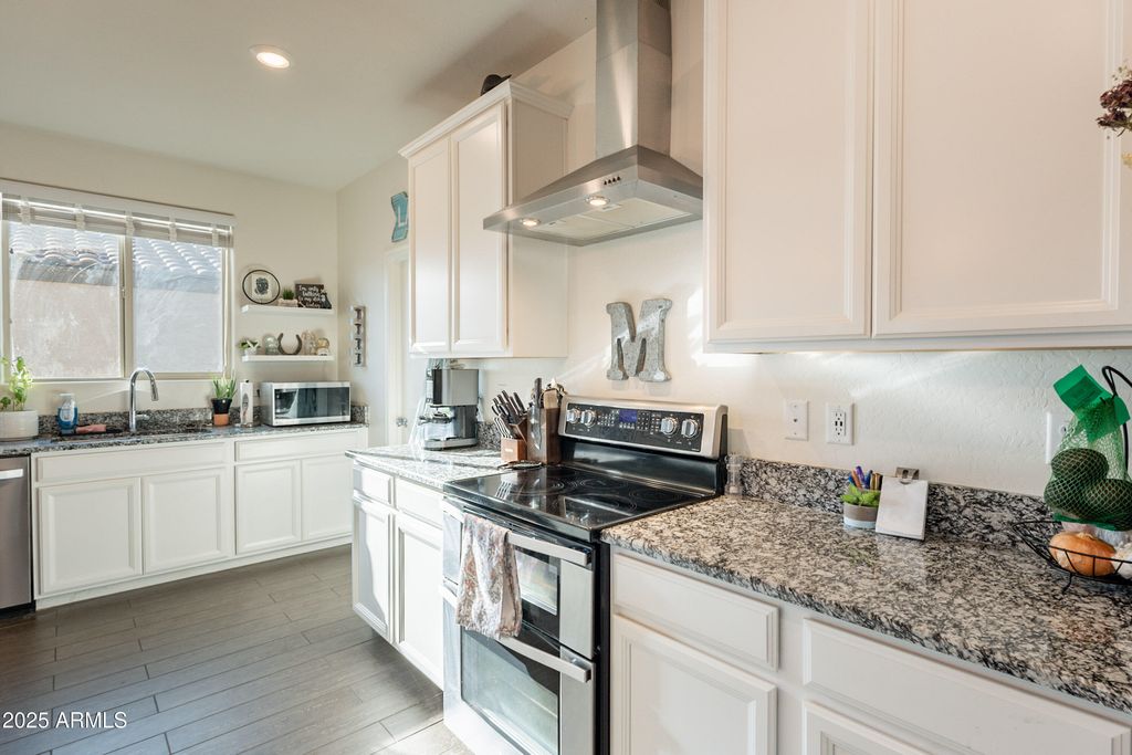 Image 13 of property listing at 1813 E GRENADINE Road, Phoenix, AZ 85040