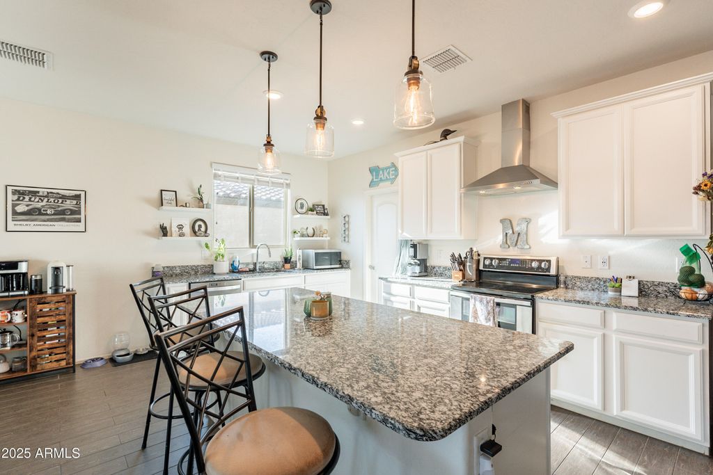 Image 14 of property listing at 1813 E GRENADINE Road, Phoenix, AZ 85040