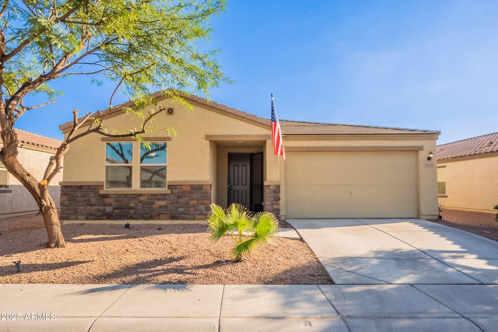 Image 2 of property listing at 1813 E GRENADINE Road, Phoenix, AZ 85040