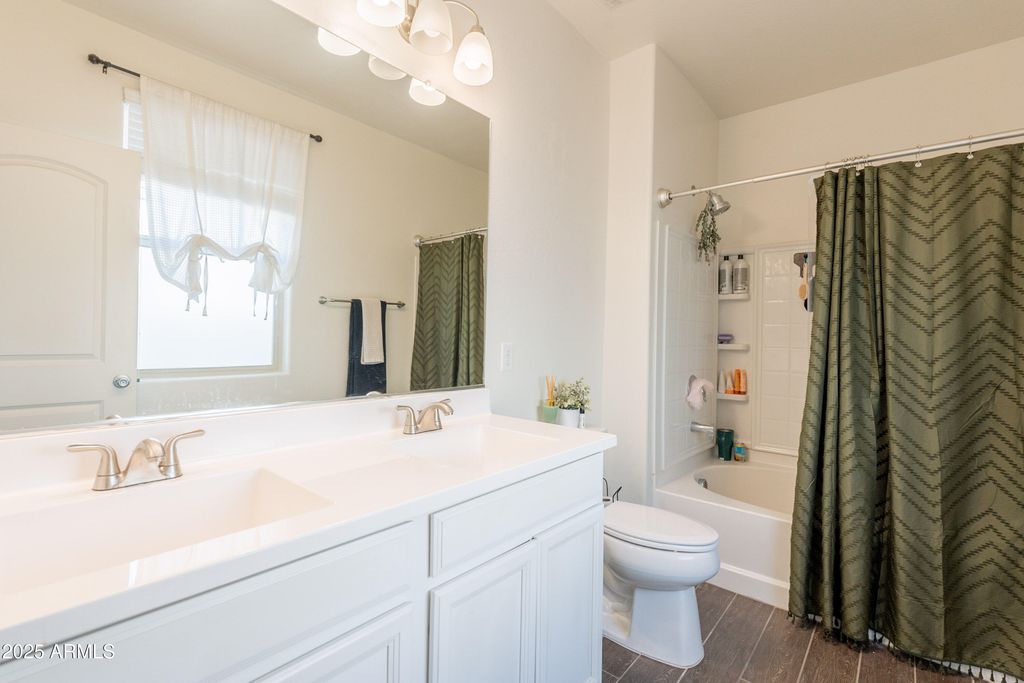 Image 21 of property listing at 1813 E GRENADINE Road, Phoenix, AZ 85040