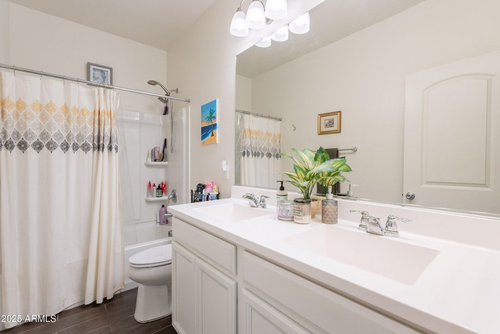 Image 22 of property listing at 1813 E GRENADINE Road, Phoenix, AZ 85040