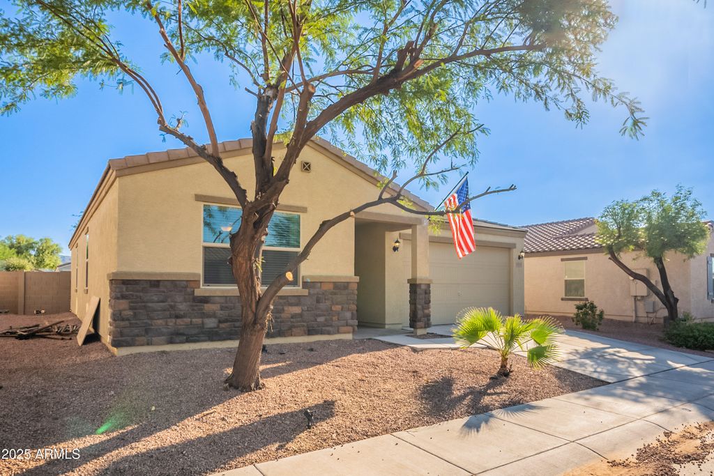 Image 3 of property listing at 1813 E GRENADINE Road, Phoenix, AZ 85040