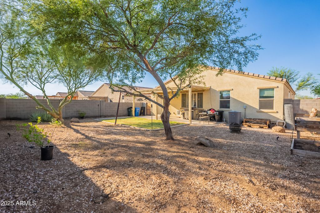 Image 31 of property listing at 1813 E GRENADINE Road, Phoenix, AZ 85040