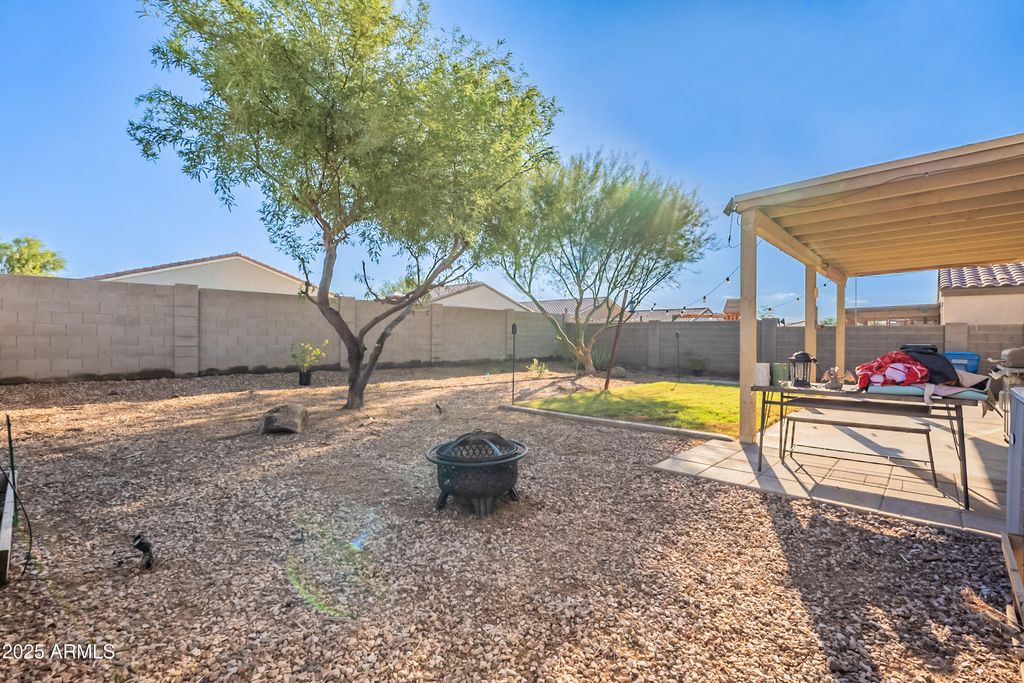 Image 32 of property listing at 1813 E GRENADINE Road, Phoenix, AZ 85040
