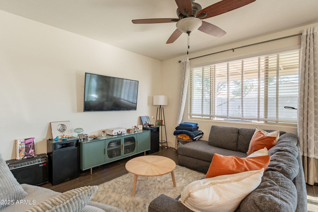 Image 4 of property listing at 1813 E GRENADINE Road, Phoenix, AZ 85040