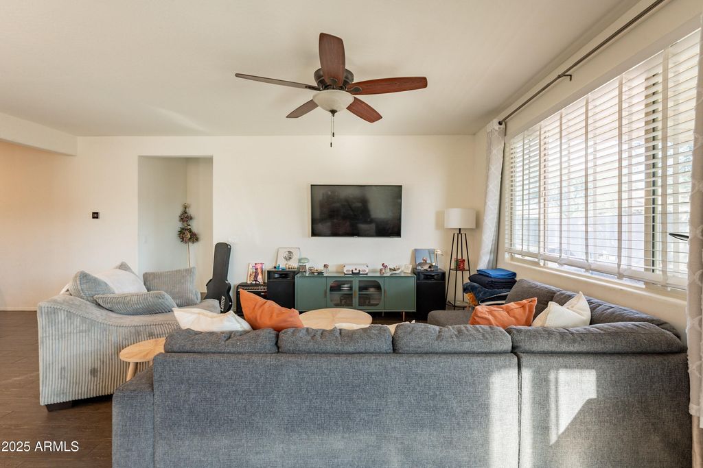 Image 5 of property listing at 1813 E GRENADINE Road, Phoenix, AZ 85040